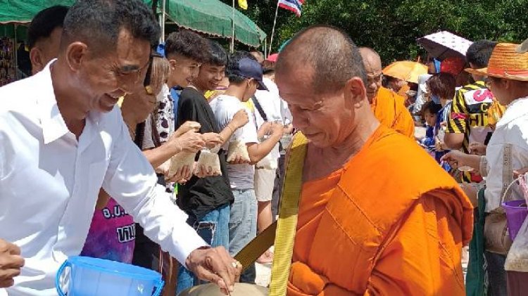 ชาวบ้านนาดีทำบุญกินกลอยตักบาตรข้าวสารอาหารแห้งหนึ่งเดียวของไทย