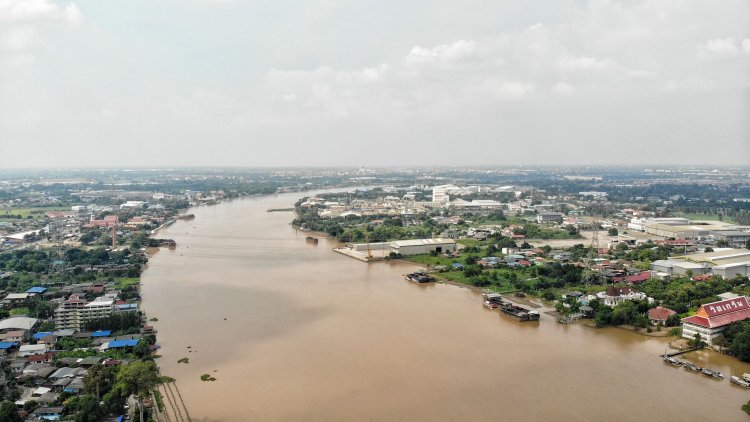 ระดับน้ำเจ้าพระยาล้นตลิ่งหลายพื้นที่เมืองปทุมฯเริ่มปริ่มน้ำ