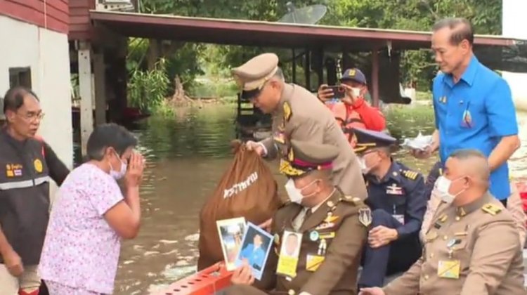 ปลื้มปีติ!‘ในหลวง’พระราชทานสิ่งของช่วยเหยื่อน้ำท่วมในนครนายก-ปราจีนบุรี