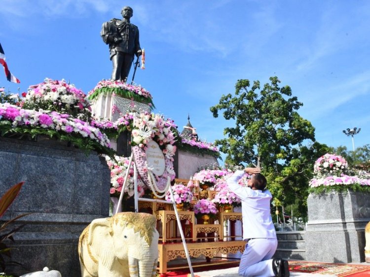 พสกนิกรชลบุรีร่วมพิธีวางพวงมาลา 'วันปิยมหาราช'