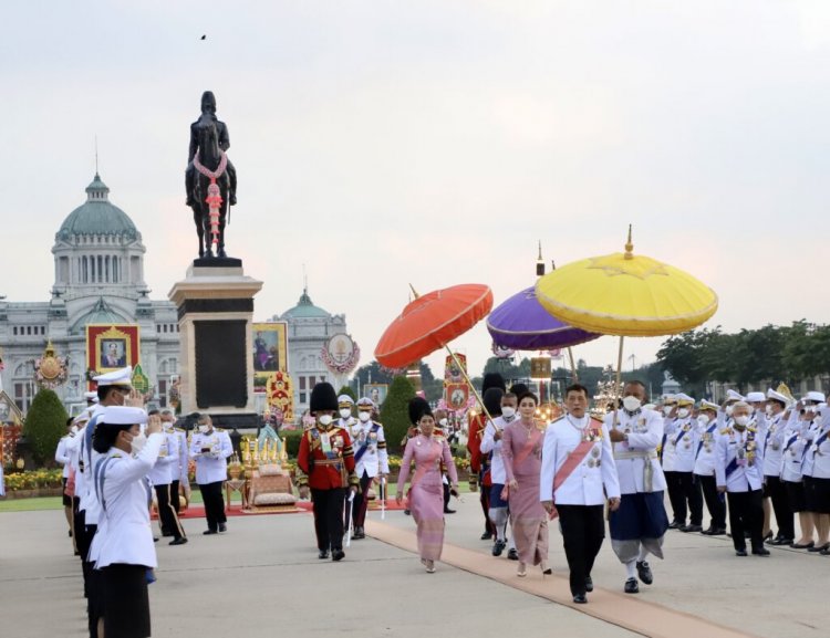 ในหลวง-พระราชินี ทรงวางพวงมาลา เนื่องในวันปิยมหาราช