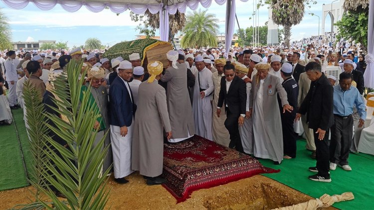 ชาวมุสลิม 5 พันคนแห่ร่วมอาลัยในพิธีฝังศพ"ท่านอาศิส"มัสยิดสงขลา