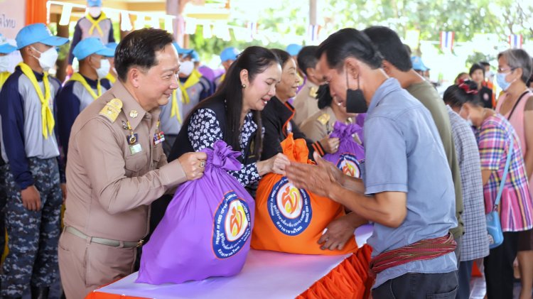 เชิญถุงยังชีพพระราชทานช่วยเหลือผู้ประสบอุทกภัยจ.ปทุมธานี