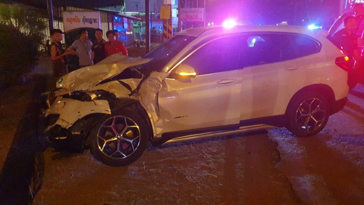 ระทึกย!หนุ่มอินเดียซิ่งเก๋ง BMW เลี้ยวตัดหน้าพ่วง 18 ล้อ ถูกชนยับเจ็บเล็กน้อย