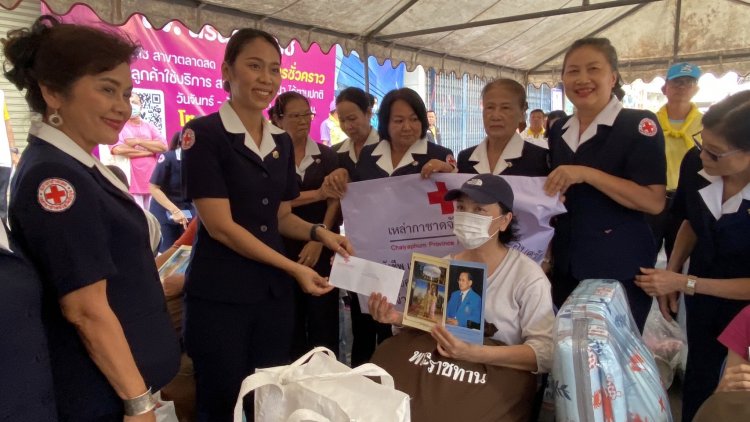 มอบถุงยังชีพเหยื่อไฟไหม้ย่านการค้าชัยภูมิครั้งใหญ่สูญ 100 ล้าน