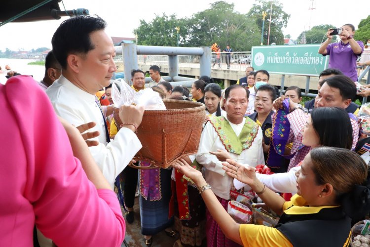 พ่อเมืองปทุมฯนำปชช.ล่องเรือสืบสานประเพณีลำพาข้าวสารทางแม่น้ำเจ้าพระยา