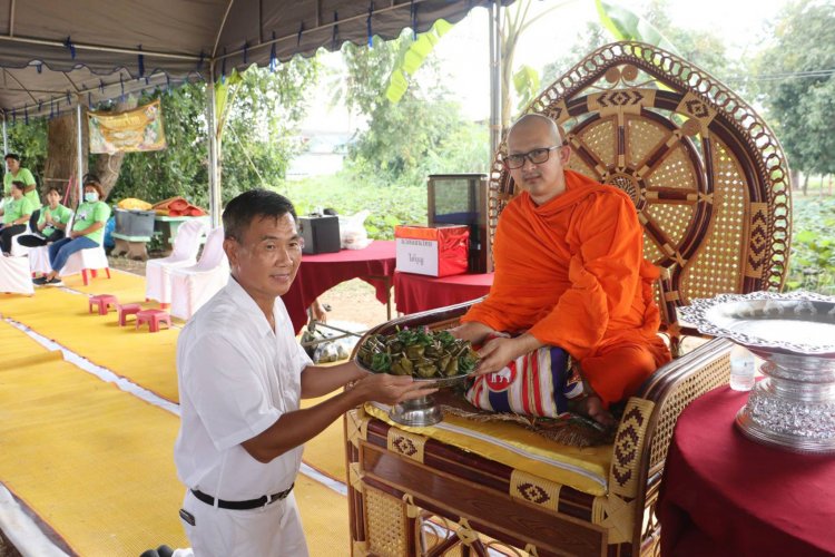 ชาวพิจิตรจัดประเพณีงานบุญวันออกพรรษา“ขอทานข้าวต้มมัด”