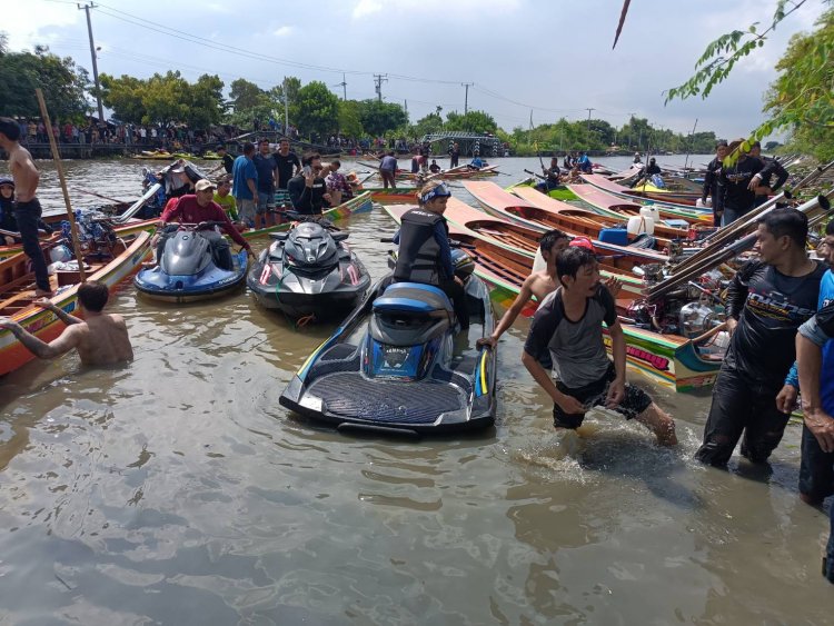 เจ็ตสกี 4 ลำซิ่งแข่งกันตกคลื่นพุ่งชนเรือหางยาวกลางลำดับสลด 3 ศพ