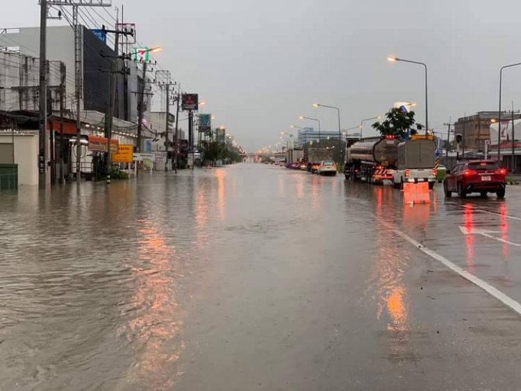 ฝนตกหนักปลายฝนต้นหนาวท่วมฉับพลันเมืองตากเหตุระบายไม่ทัน