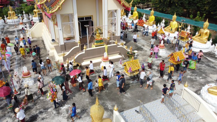 อลังการ!แห่ปราสาทผึ้งพิมาย สืบสานประเพณีวันออกพรรษา ตามแบบโบราณของชาวอีสาน