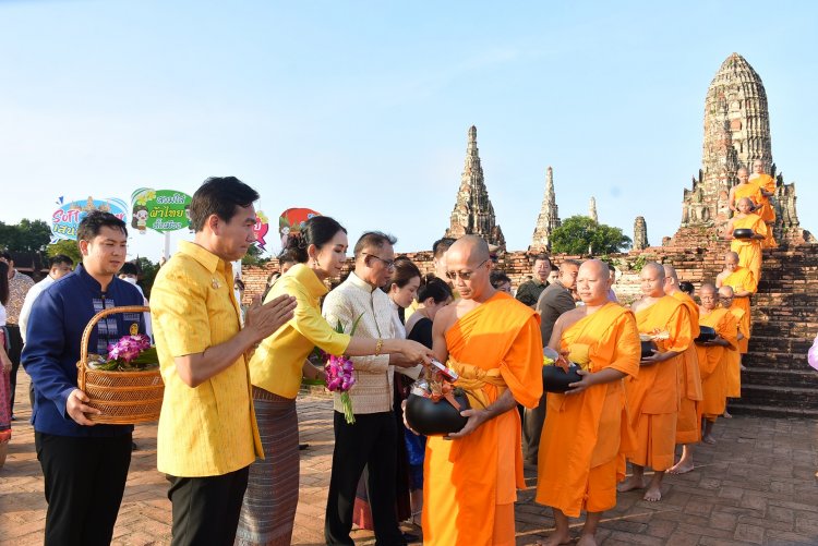 พ่อเมืองกรุงเก่าแต่งชนไทยนำปชช.ตักบาตรเทโว ณ โบราณสถานวัดไชยวัฒนาราม