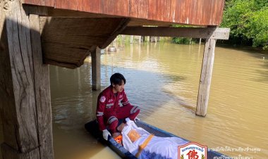 บางบาลยังอ่วมน้ำท่วม!กู้ภัยต้อนพายเรือขนย้ายศพไปวัดทำพิธี