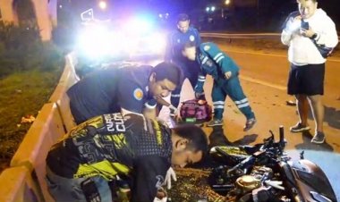 หนุ่มซิ่งบิ๊กไบก์แซงไม่พ้นชนท้ายพ่วง 22 ล้อ รถยับล้อหน้าขาดสาหัส 2