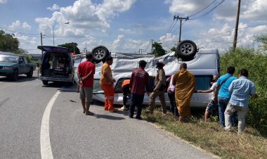 หวิดดับหมู่!รถตู้กลับจากทอดกฐินชนกระบะพลิกคว่ำพระ-เจ็บยกคัน