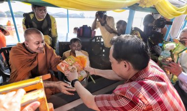 พ่อเมืองปทุมธานีร่วมประเพณีตักบาตรพระร้อยทางเรือวัดชินวราราม