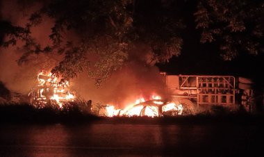 ระทึก!ไฟไหม้รถบรรทุกน้ำมัน 4.8 หมื่นลิตร กระพุ่งชนกลางลำเจ็บ 2