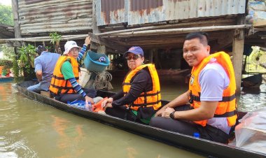 อบจ.พิจิตร ส่งหมออนามัย-อสม.นั่งเรือหางยาวเยี่ยมผู้ป่วยติดบ้านติดเตียงถึงบันไดบ้าน