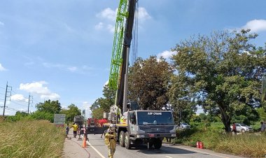 จนท.กู้ภัยใช้รถเครน 2 คันเก็บกู้ซากรถน้ำมันชนกระบะไฟลุกท่วมเจ็บ 2