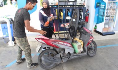 ชาวเบตงทยอยนำรถยนต์รถจักรยานยนต์มาเข้าคิวเติมน้ำมันหลังปรับลดราคา