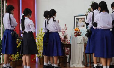 ครู-นักเรียนร่ำให้วางดอกไม้ไว้อาลัยครูเจี๊ยบเหยื่อคมกระสุนอริอุเทนถวาย