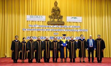 มร. มอบปริญญาปรัชญาดุษฎีบัณฑิตกิตติมศักดิ์แก่ Professor Dr. Sir Richard John Roberts