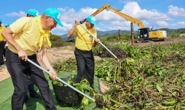 จิตอาสาชลบุรีพร้อมกระทรวงเกษตรและสหกรณ์ Kick Off ลุย กำจัดผักตบชวา