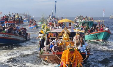 คึกคัก!ชาวคลองด่านพร้อมใจแห่หลวงพ่อปานลงทะเลครบรอบ113 ปี