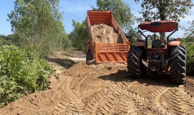 นพค 24 มุกดาหารลุยซ่อมถนนบรรเทาความเดือดร้อนประชาชน