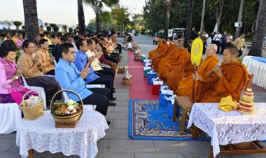 ศรีสะเกษพร้อมใจนุ่งผ้าไทย ใส่บาตร ทำความดี วิถีพอเพียง