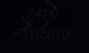 คนศรีสะเกษฮือฮา!แห่ชมฝูงโดรนแปรอักษรฉลอง 241 ปี