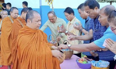 ชาวขุนหาญพร้อมใจนุ่งผ้าไทย อาบแดดใส่บาตรพระ คลายหนาว