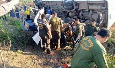 สลด! ครูขับเก๋งไปสอนพุ่งชนรถบันรับส่งพนักงานดับ 2 ศพ