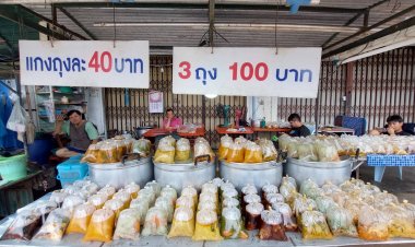 ขายสวนกระแสหมู ไข่ น้ำตาล แพง แกง  3 ถุง 100 บาท