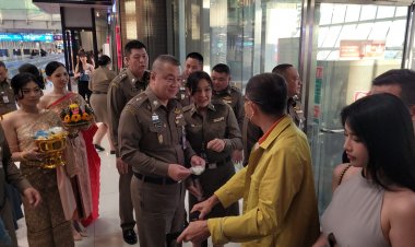 ผบช.สตม. ปล่อยแถวรับมือ นักท่องเที่ยว กว่า 2 แสนคน เทศกาลลอยกระทง