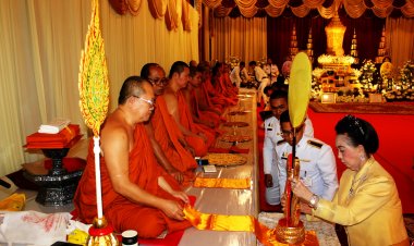 ถวายผ้าพระกฐินพระราชทานในหลวงวัดเพชรวราราม