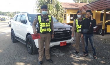 ตร.รวบหนุ่ม “แก๊ง น้ำไม่อาบ”ขับรถสวมทะเบียนป้ายแดงปลอม