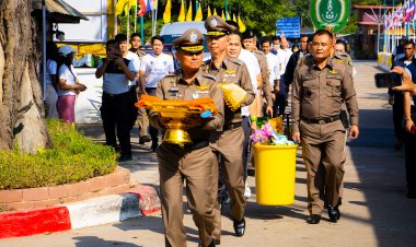 "บิ๊กเต่า"นำคณะทอดกฐินสามัคคีวัดหลวงพ่อบางคลานหวังสมานฉันท์ชาวบ้านได้เงินทำบุญ 6.5 ล้านบาทเศษ