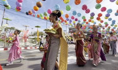 เยาวชนขอนแก่นแต่งชุดไทยย้อนยุคลอยกระทงคึกคัก