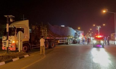 สลด!รถ 6 ล้อ พุ่งเสยท้ายพ่วง คนขับดับคาที่ เจ็บอีก 2