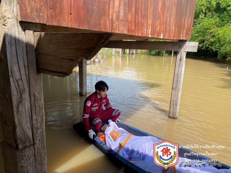 บางบาลยังอ่วมน้ำท่วม!กู้ภัยต้อนพายเรือขนย้ายศพไปวัดทำพิธี