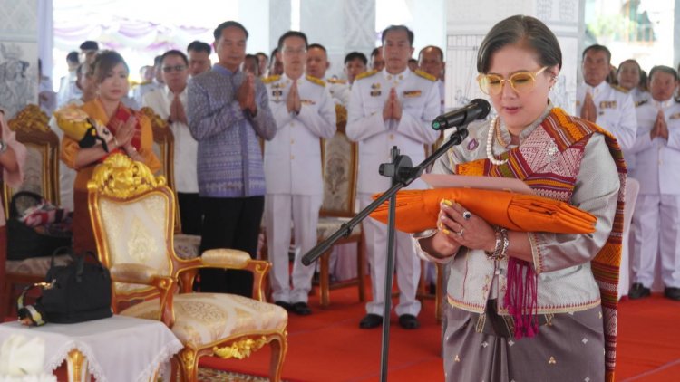 ชาวศรีสะเกษปลื้มปีติร่วมทอดถวายผ้าพระกฐินพระราชทานที่วัดบ้านด่าน