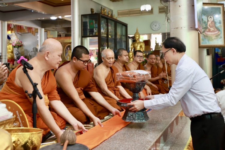 ซีพี ออลล์ คณะผู้มีจิตศรัทธา ทอดกฐินสามัคคีวัดทางสายบางสะพาน