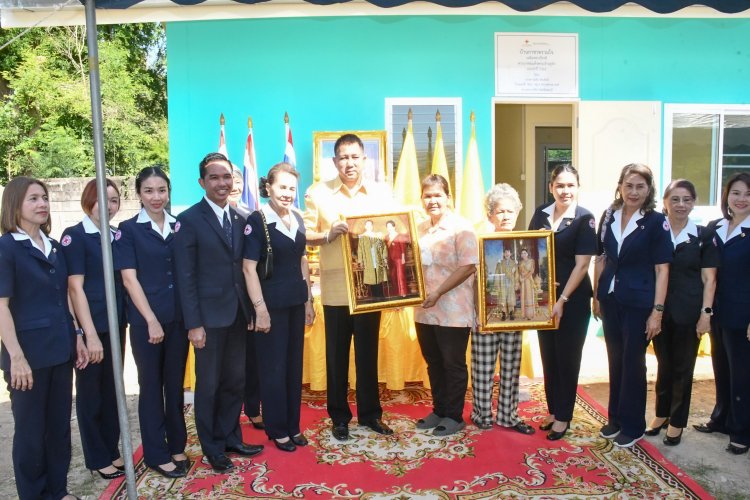 ชลบุรีมอบบ้านกาชาดรวมใจเฉลิมพระเกียรติในหลวงแก่ผู้ยากไร้