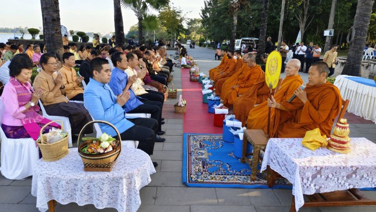 ศรีสะเกษพร้อมใจนุ่งผ้าไทย ใส่บาตร ทำความดี วิถีพอเพียง