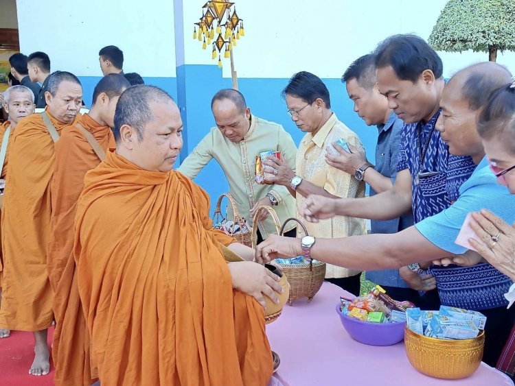 ชาวขุนหาญพร้อมใจนุ่งผ้าไทย อาบแดดใส่บาตรพระ คลายหนาว