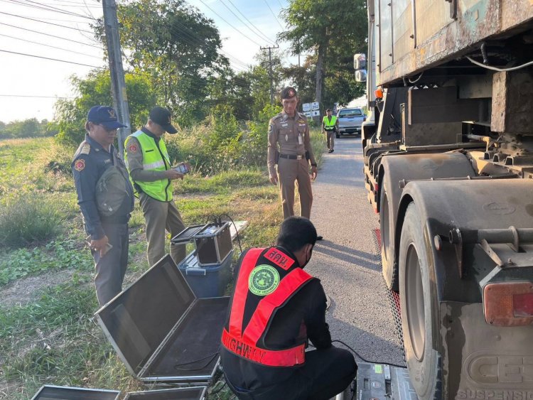ตำรวจชัยภูมิคุมเข้มลักลอบบรรทุกน้ำหนักเกินอัตรากม.กำหนด
