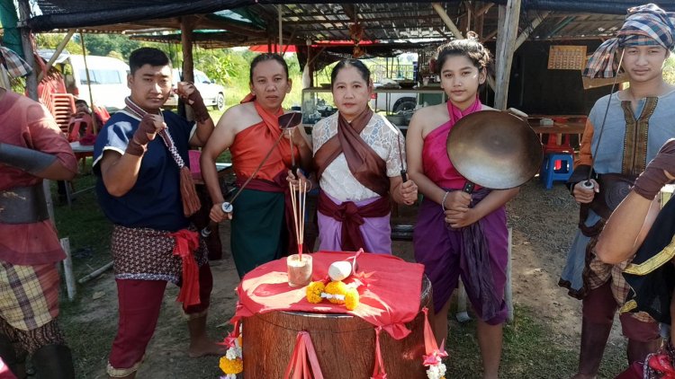 ไอเดียเจ๋ง!!ร้านข้าวแกงบุฟเฟ่ต์โบราณ โชว์บางระจันฟันดาบ ชกมวยไทย กินไปลุ้นระทึก