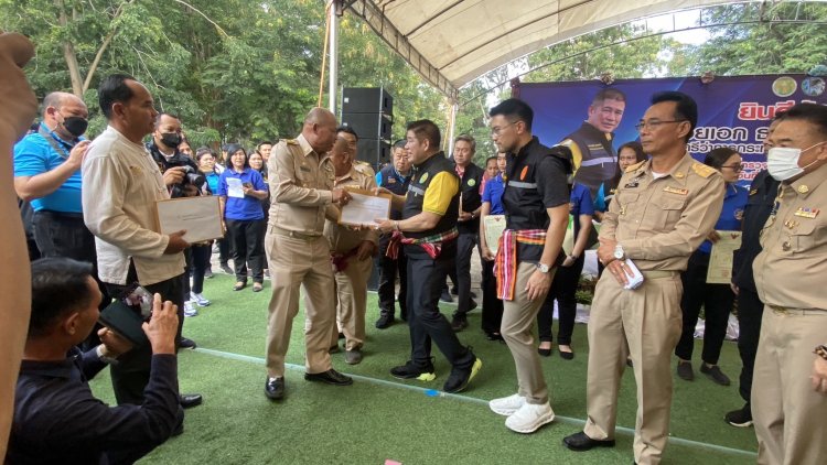 'รมต.ธรรมนัส'มอบโฉนดที่ดินชาวชัยภูมิ 100 ราย