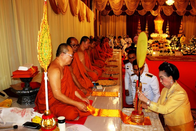 ถวายผ้าพระกฐินพระราชทานในหลวงวัดเพชรวราราม