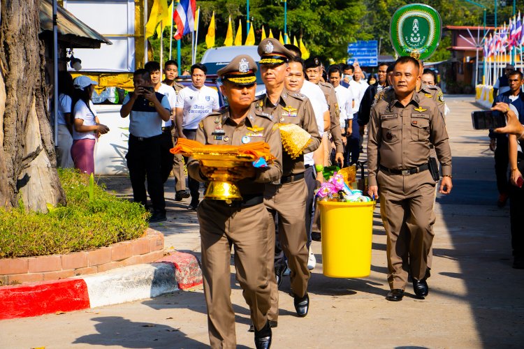 "บิ๊กเต่า"นำคณะทอดกฐินสามัคคีวัดหลวงพ่อบางคลานหวังสมานฉันท์ชาวบ้านได้เงินทำบุญ 6.5 ล้านบาทเศษ